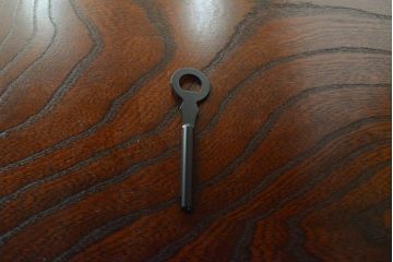 中古　美品　国産手造り民芸家具　欅(ケヤキ)材　金具に施された花の意匠が上品な車箪笥(和箪笥、衣装タンス、引き出し、チェスト)(R-058609)