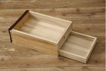 中古　美品　国産手造り民芸家具　欅(ケヤキ)材　金具に施された花の意匠が上品な車箪笥(和箪笥、衣装タンス、引き出し、チェスト)(R-058609)
