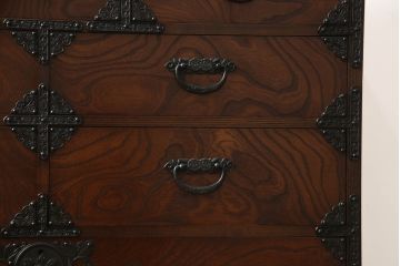 中古　美品　国産手造り民芸家具　欅(ケヤキ)材　金具に施された花の意匠が上品な車箪笥(和箪笥、衣装タンス、引き出し、チェスト)(R-058609)
