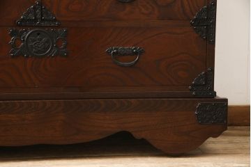 中古　美品　国産手造り民芸家具　欅(ケヤキ)材　金具に施された花の意匠が上品な車箪笥(和箪笥、衣装タンス、引き出し、チェスト)(R-058609)
