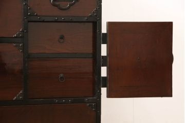 和製アンティーク　前面栗材　漆のキレイな蝶覆輪金具の米沢箪笥(和たんす、時代箪笥、衣装タンス、引き出し、チェスト)(R-058610)