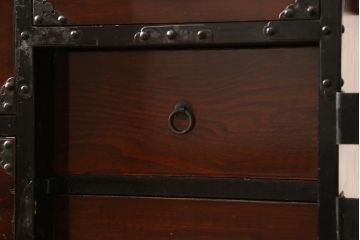 和製アンティーク　前面栗材　漆のキレイな蝶覆輪金具の米沢箪笥(和たんす、時代箪笥、衣装タンス、引き出し、チェスト)(R-058610)