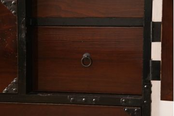 和製アンティーク　前面栗材　漆のキレイな蝶覆輪金具の米沢箪笥(和たんす、時代箪笥、衣装タンス、引き出し、チェスト)(R-058610)