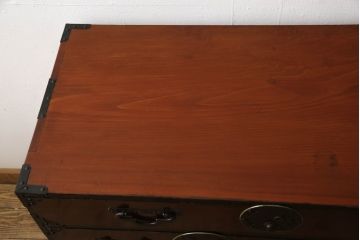 和製アンティーク　前面栗材　漆のキレイな蝶覆輪金具の米沢箪笥(和たんす、時代箪笥、衣装タンス、引き出し、チェスト)(R-058610)