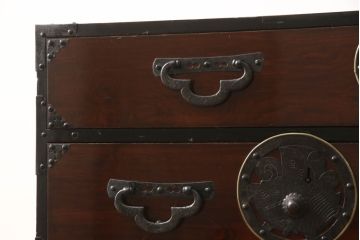 和製アンティーク　前面栗材　漆のキレイな蝶覆輪金具の米沢箪笥(和たんす、時代箪笥、衣装タンス、引き出し、チェスト)(R-058610)