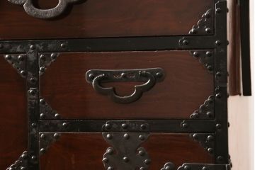 和製アンティーク　前面栗材　漆のキレイな蝶覆輪金具の米沢箪笥(和たんす、時代箪笥、衣装タンス、引き出し、チェスト)(R-058610)