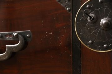 和製アンティーク　前面栗材　漆のキレイな蝶覆輪金具の米沢箪笥(和たんす、時代箪笥、衣装タンス、引き出し、チェスト)(R-058610)