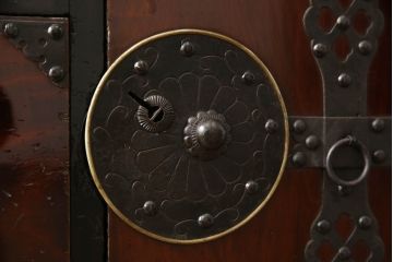 和製アンティーク　前面栗材　漆のキレイな蝶覆輪金具の米沢箪笥(和たんす、時代箪笥、衣装タンス、引き出し、チェスト)(R-058610)