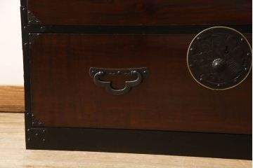 和製アンティーク　前面栗材　漆のキレイな蝶覆輪金具の米沢箪笥(和たんす、時代箪笥、衣装タンス、引き出し、チェスト)(R-058610)