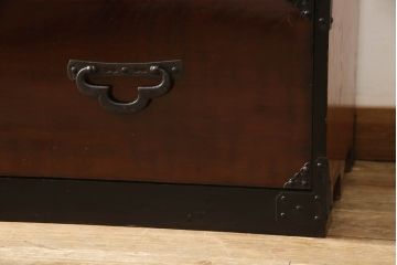 和製アンティーク　前面栗材　漆のキレイな蝶覆輪金具の米沢箪笥(和たんす、時代箪笥、衣装タンス、引き出し、チェスト)(R-058610)
