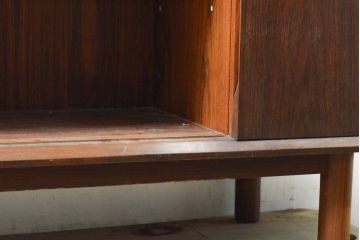 北欧ビンテージ　ローズウッド　洗練されたデザインが美しいサイドボード(リビングボード、収納棚、キャビネット、ヴィンテージ)(R-058611)