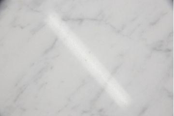 中古　美品　arflex(アルフレックス)　UVI(ウビ)　ラウラ・グリツィオッティデザイン　高級感あふれる大理石天板のセンターテーブル(サイドテーブル、コーヒーテーブル、ラウンドテーブル)(定価約22万8千円円)(R-058612)