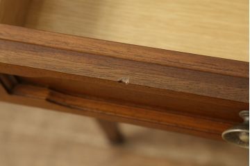 中古　美品　DREXEL HERITAGE(ドレクセルヘリテイジ)　品のある佇まいが美しいサイドテーブル(電話台、ナイトテーブル、コンソールテーブル)(R-058620)