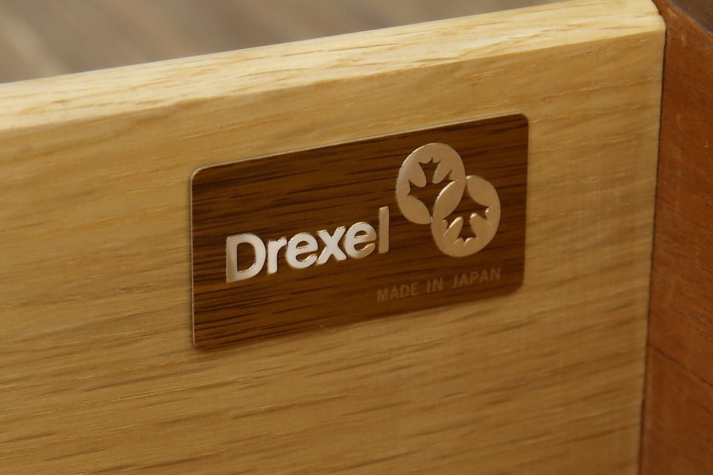 中古　DREXEL HERITAGE(ドレクセルヘリテイジ)　Triune(トライユン)　気品ある佇まいが美しいランジェリーチェスト(サイドチェスト、引き出し)　定価約43万円相当　(R-058621)
