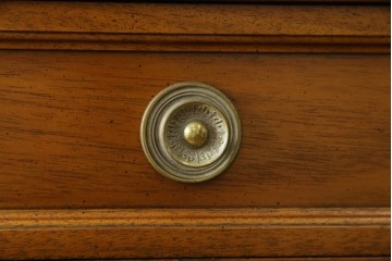 中古　DREXEL HERITAGE(ドレクセルヘリテイジ)　Triune(トライユン)　気品ある佇まいが美しいランジェリーチェスト(サイドチェスト、引き出し)　定価約43万円相当　(R-058621)