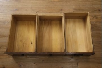 和製アンティーク　前面栗材　漆の綺麗な二段重ね米沢箪笥(時代箪笥、和タンス、収納たんす、衣装箪笥、チェスト、引き出し)(R-058623)