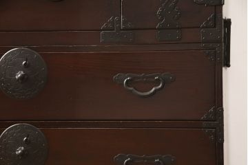 和製アンティーク　前面栗材　漆の綺麗な二段重ね米沢箪笥(時代箪笥、和タンス、収納たんす、衣装箪笥、チェスト、引き出し)(R-058623)