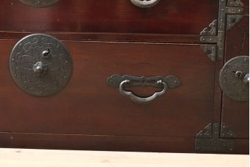 和製アンティーク　前面栗材　漆の綺麗な二段重ね米沢箪笥・上段(時代箪笥、和タンス、収納たんす、衣装箪笥、チェスト、引き出し)(R-058624)
