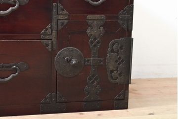 和製アンティーク　前面栗材　漆の綺麗な二段重ね米沢箪笥・上段(時代箪笥、和タンス、収納たんす、衣装箪笥、チェスト、引き出し)(R-058624)