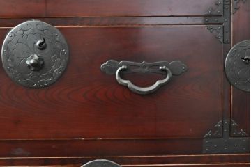 和製アンティーク　前面欅(ケヤキ)材・共縁　趣ある佇まいが魅力的な二段重ね米沢箪笥(重ね箪笥、和タンス、時代箪笥、衣装たんす、引き出し)(R-058628)