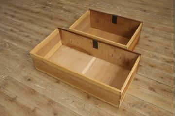 和製アンティーク　上手物!　前面欅(ケヤキ)材　玉杢　供縁　美しい木の風合いを存分に堪能できる仙台箪笥・下段(和タンス、衣装タンス、時代箪笥、引き出し)(R-058633)