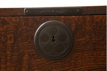 和製アンティーク　上手物!　前面欅(ケヤキ)材　玉杢　供縁　美しい木の風合いを存分に堪能できる仙台箪笥・下段(和タンス、衣装タンス、時代箪笥、引き出し)(R-058633)