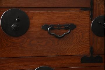 和製アンティーク　上手物!　前面欅(ケヤキ)材・中桐　シンプルな金具と美しい色合いが目を引く特注米沢箪笥・上段(和タンス、衣装箪笥、収納たんす、時代箪笥)(R-058636)
