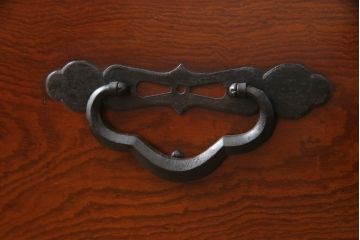 和製アンティーク　上手物!　前面欅(ケヤキ)材・中桐　シンプルな金具と美しい色合いが目を引く特注米沢箪笥・下段(和タンス、衣装箪笥、収納たんす、時代箪笥)(R-058637)