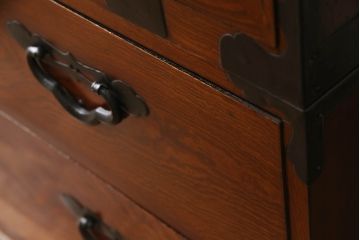 和製アンティーク　上手物!　前面欅(ケヤキ)材・中桐　シンプルな金具と美しい色合いが目を引く特注米沢箪笥・下段(和タンス、衣装箪笥、収納たんす、時代箪笥)(R-058637)