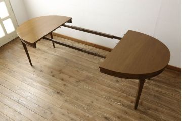 中古　美品　DREXEL HERITAGE(ドレクセルヘリテイジ)　Triune(トライユン)　品のある佇まいがすてきなダイニングテーブル(エクステンションテーブル、4人掛け、6人掛け)(R-058641)