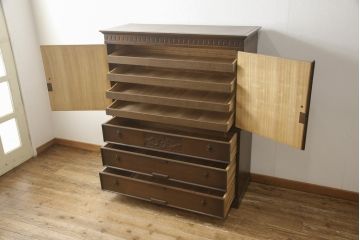 中古　美品　神戸家具　永田良介商店　英国アンティークの様なデザインが魅力のチェスト(洋タンス、衣類タンス)(R-058642)