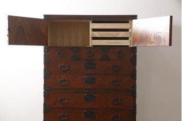 中古　美品　岩谷堂箪笥　かくし付き　観音開き戸が魅力!和の趣あふれる衣装箪笥(引き出し、和タンス、収納箪笥、整理タンス)(R-058644)