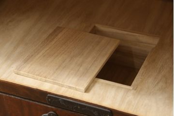 中古　美品　岩谷堂箪笥　かくし付き　観音開き戸が魅力!和の趣あふれる衣装箪笥(引き出し、和タンス、収納箪笥、整理タンス)(R-058644)
