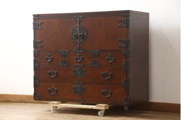 中古　美品　岩谷堂箪笥　台輪・脚付きリメイク　観音開き戸が魅力!和の趣あふれる収納箪笥(引き出し、戸棚、和タンス、整理タンス、サイドボード、サイドチェスト)(R-058645)