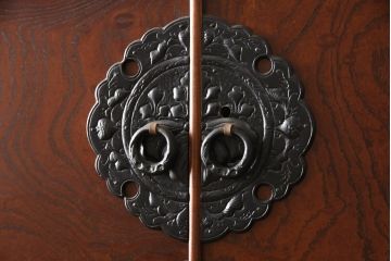 中古　美品　岩谷堂箪笥　台輪・脚付きリメイク　観音開き戸が魅力!和の趣あふれる収納箪笥(引き出し、戸棚、和タンス、整理タンス、サイドボード、サイドチェスト)(R-058645)