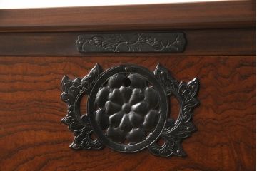 中古　美品　岩谷堂箪笥　天板リメイク　かくし付き　和の趣あふれる渋い佇まいが魅力の衣装箪笥(引き出し、サイドチェスト、サイドボード、和タンス、整理タンス)(R-058646)