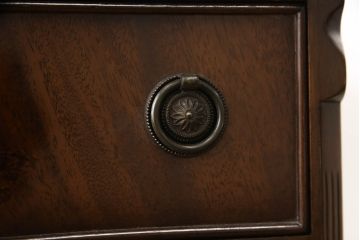 中古　美品　イギリス高級家具　マホガニー材　ロスジョン(ROSJOHN)　イギリス王室御用達　洗練されたデザインが美しい縦型チェスト(引き出し、サイドチェスト、スリムチェスト)(R-058653)
