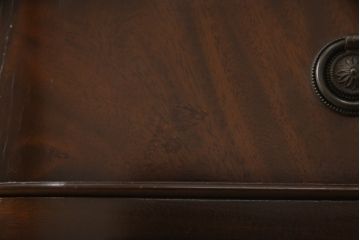 中古　美品　イギリス高級家具　マホガニー材　ロスジョン(ROSJOHN)　イギリス王室御用達　洗練されたデザインが美しい縦型チェスト(引き出し、サイドチェスト、スリムチェスト)(R-058653)