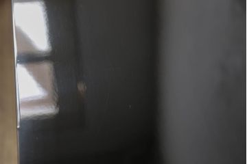 中古　輪島塗り　美しい菖蒲の図柄と落ち着きのある色合いが上品さを演出する飾り棚(茶棚、戸棚、収納棚)(定価約180万円)(R-058661)