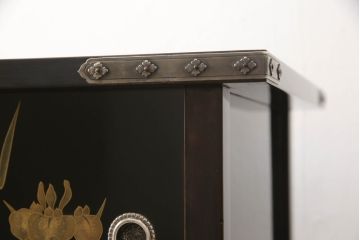 中古　輪島塗り　美しい菖蒲の図柄と落ち着きのある色合いが上品さを演出する飾り棚(茶棚、戸棚、収納棚)(定価約180万円)(R-058661)