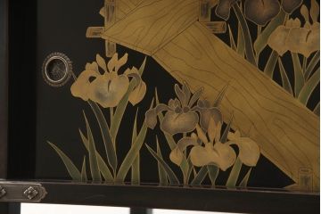 中古　輪島塗り　美しい菖蒲の図柄と落ち着きのある色合いが上品さを演出する飾り棚(茶棚、戸棚、収納棚)(定価約180万円)(R-058661)