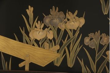 中古　輪島塗り　美しい菖蒲の図柄と落ち着きのある色合いが上品さを演出する飾り棚(茶棚、戸棚、収納棚)(定価約180万円)(R-058661)