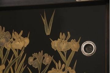 中古　輪島塗り　美しい菖蒲の図柄と落ち着きのある色合いが上品さを演出する飾り棚(茶棚、戸棚、収納棚)(定価約180万円)(R-058661)