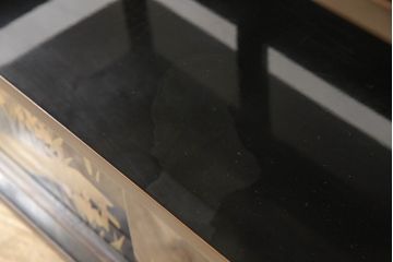 中古　輪島塗り　美しい菖蒲の図柄と落ち着きのある色合いが上品さを演出する飾り棚(茶棚、戸棚、収納棚)(定価約180万円)(R-058661)