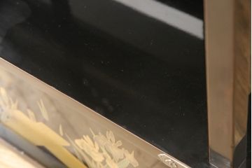 中古　輪島塗り　美しい菖蒲の図柄と落ち着きのある色合いが上品さを演出する飾り棚(茶棚、戸棚、収納棚)(定価約180万円)(R-058661)