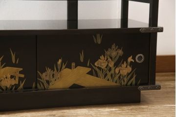 中古　輪島塗り　美しい菖蒲の図柄と落ち着きのある色合いが上品さを演出する飾り棚(茶棚、戸棚、収納棚)(定価約180万円)(R-058661)
