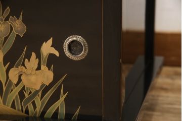 中古　輪島塗り　美しい菖蒲の図柄と落ち着きのある色合いが上品さを演出する飾り棚(茶棚、戸棚、収納棚)(定価約180万円)(R-058661)