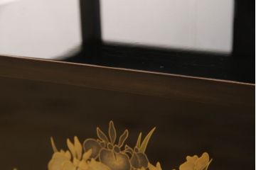 中古　輪島塗り　美しい菖蒲の図柄と落ち着きのある色合いが上品さを演出する飾り棚(茶棚、戸棚、収納棚)(定価約180万円)(R-058661)