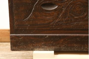 和製ビンテージ　希少!　大胆にあしらわれた花の図柄が目を引く軽井沢彫りチェスト(引き出し、衣装タンス、ヴィンテージ)(R-058662)