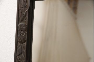 希少なビンテージ軽井沢彫り　縁を囲う花々が華やかな雰囲気を醸し出すミラー(鏡、ヴィンテージ)(R-058668)